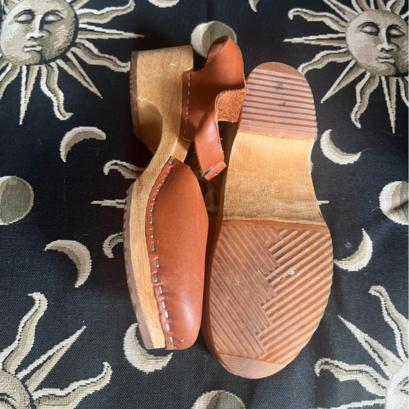 Swedish Hasbeens Closed Toe Tan Mary Jane Clogs size 38 (us size 7.5) - Picture 4 of 8